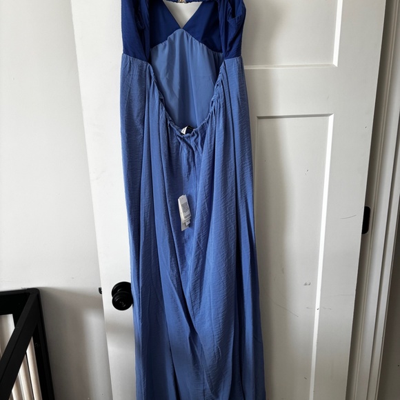 A&F Bra-Free Clasp-Back Flowy Maxi Dress - Picture 5 of 6